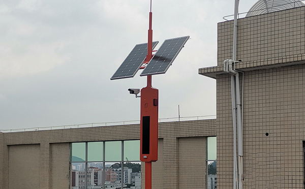 太阳能监控杆解决了无人监控区域的安全问题。 太阳能监控杆解决了无人监控区域的安全问题。