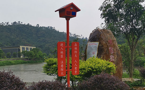 22.jpg 太阳能监控杆