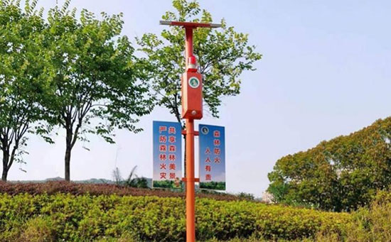 8888888.jpg 太阳能监控语音杆